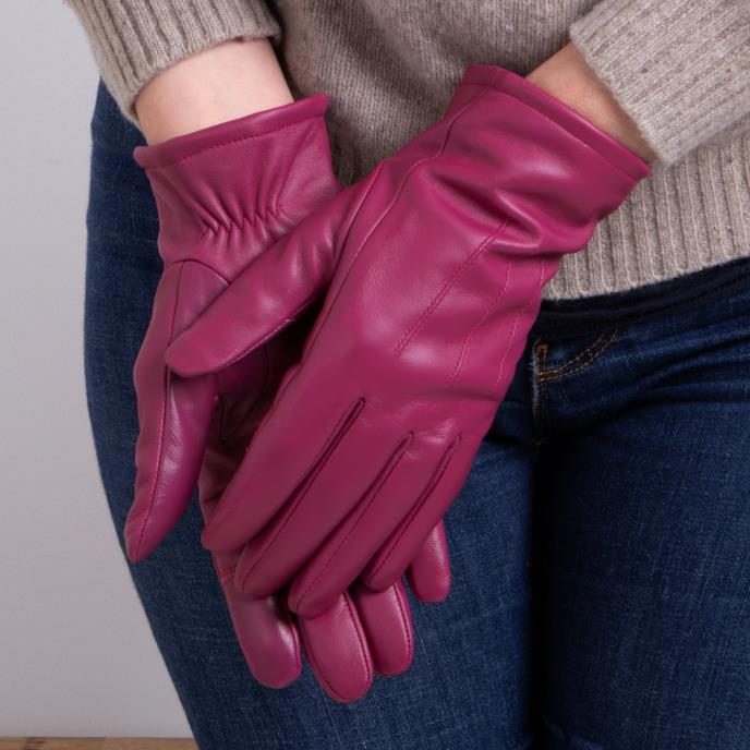 Isotoner Ladies Three Point Leather Glove With SmarTouch Berry