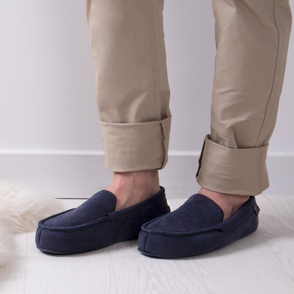 Isotoner Mens Airtex Suedette Moccasin Slippers totes ISOTONER