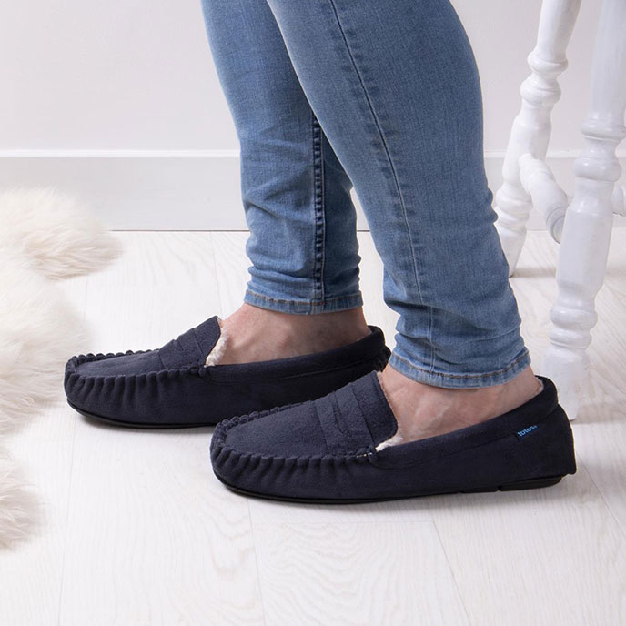 totes Mens Suedette Moccasin Slipper with Faux Fur Lining Navy Extra Image 6