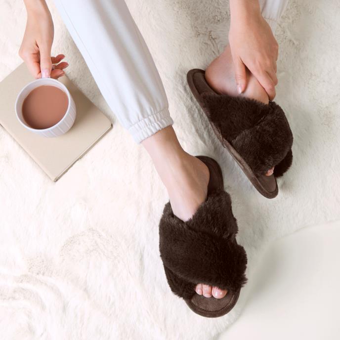 totes toasties® Ladies Cross Fur Slider Chocolate