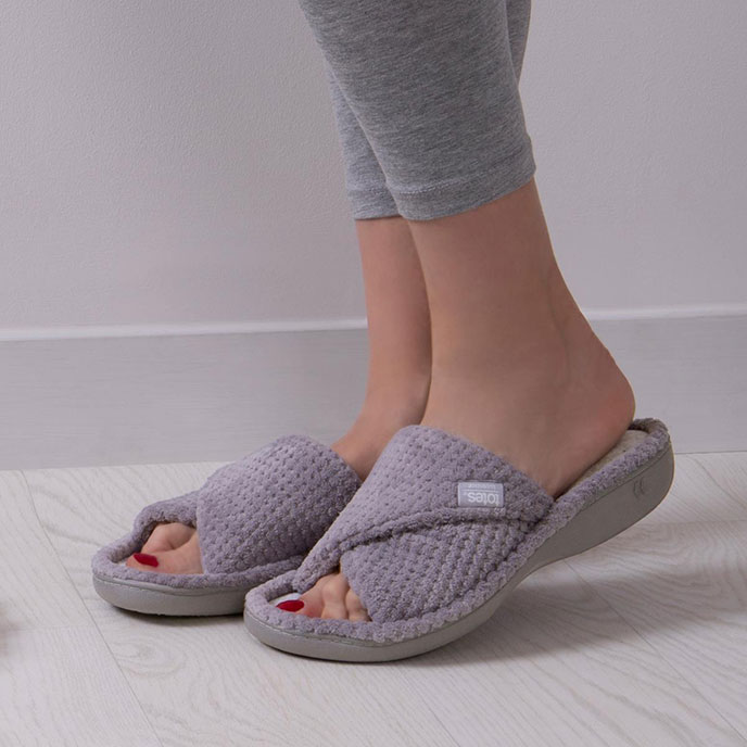 Isotoner Ladies Popcorn Turnover Open Toe Slippers Pale Grey