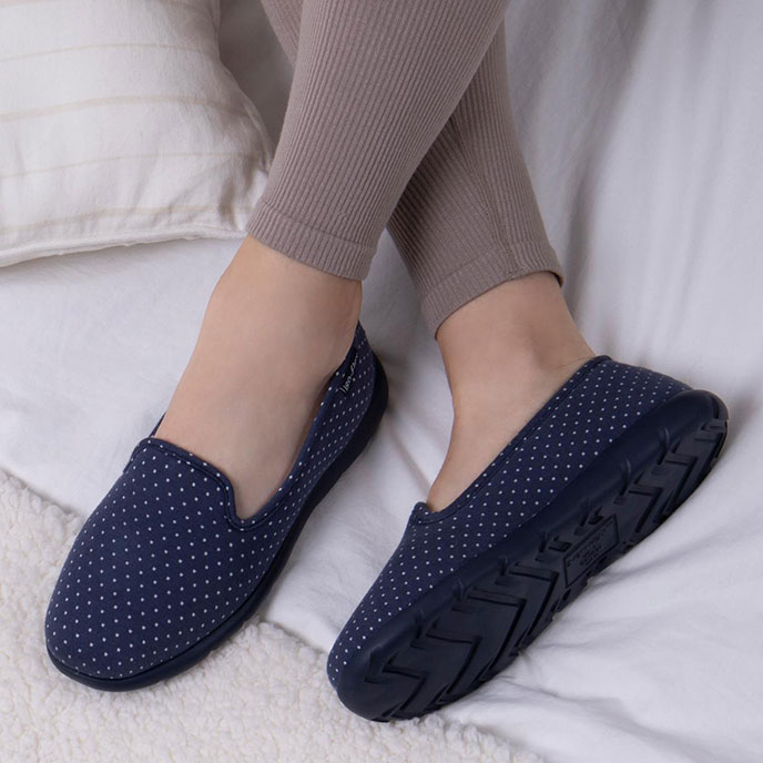 Isotoner Ladies iso-flex Spotted Fully Backed Slippers Navy Spot