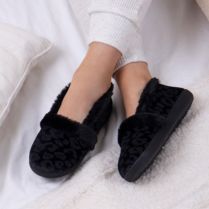 Isotoner Ladies Velour Full Back Slipper Black Leopard