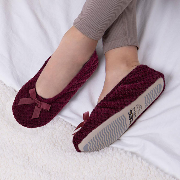 Isotoner Ladies Popcorn Ballet Slippers Burgundy