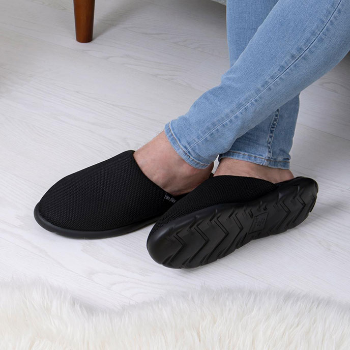 Isotoner Mens Iso-Flex Textured Mule Slipper Black