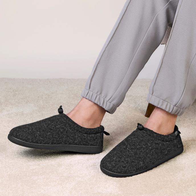 Isotoner® Mens Felt Full Back Slipper With Pull  Toggle Black